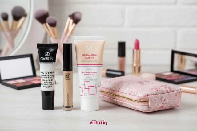 لیست لوازم آرایشی ضروری دخترانه که باید داشته باشید.