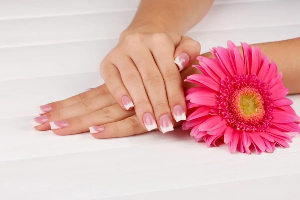 https://s2.webstatic.net/post/french-nail-design-guide/1755590693900880-1200x800.webp
